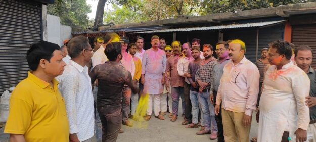विधायक पुहंचे नौतनवा समर्थकों के साथ होली खेल दी शुभकामनाएं