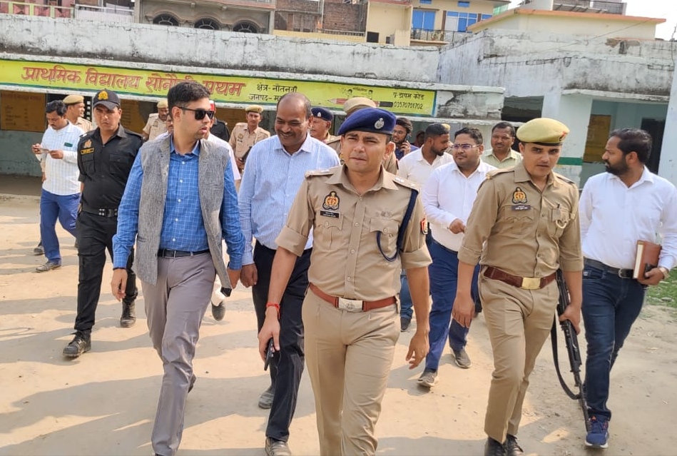 सरहदी क्षेत्र के अति संवेदनशील मतदान स्थलों का डीएम, एसपी ने किया निरीक्षण