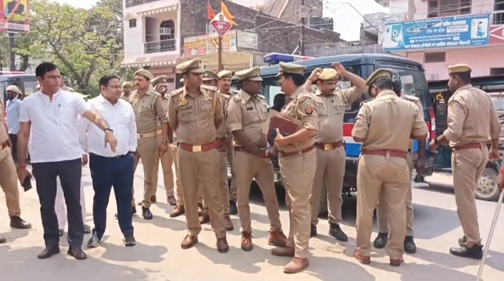 नौतनवा: पूर्व मंत्री अमरमणि के नौतनवा आवास की कुर्की के लिए पहुंची बस्ती पुलिस टीम