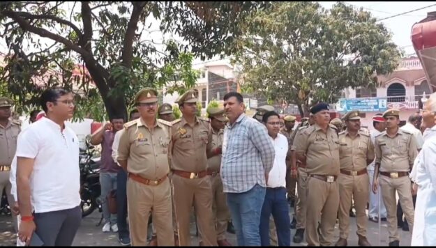 नौतनवा: पूर्व मंत्री अमरमणि के नौतनवा आवास की कुर्की के लिए पहुंची बस्ती पुलिस टीम