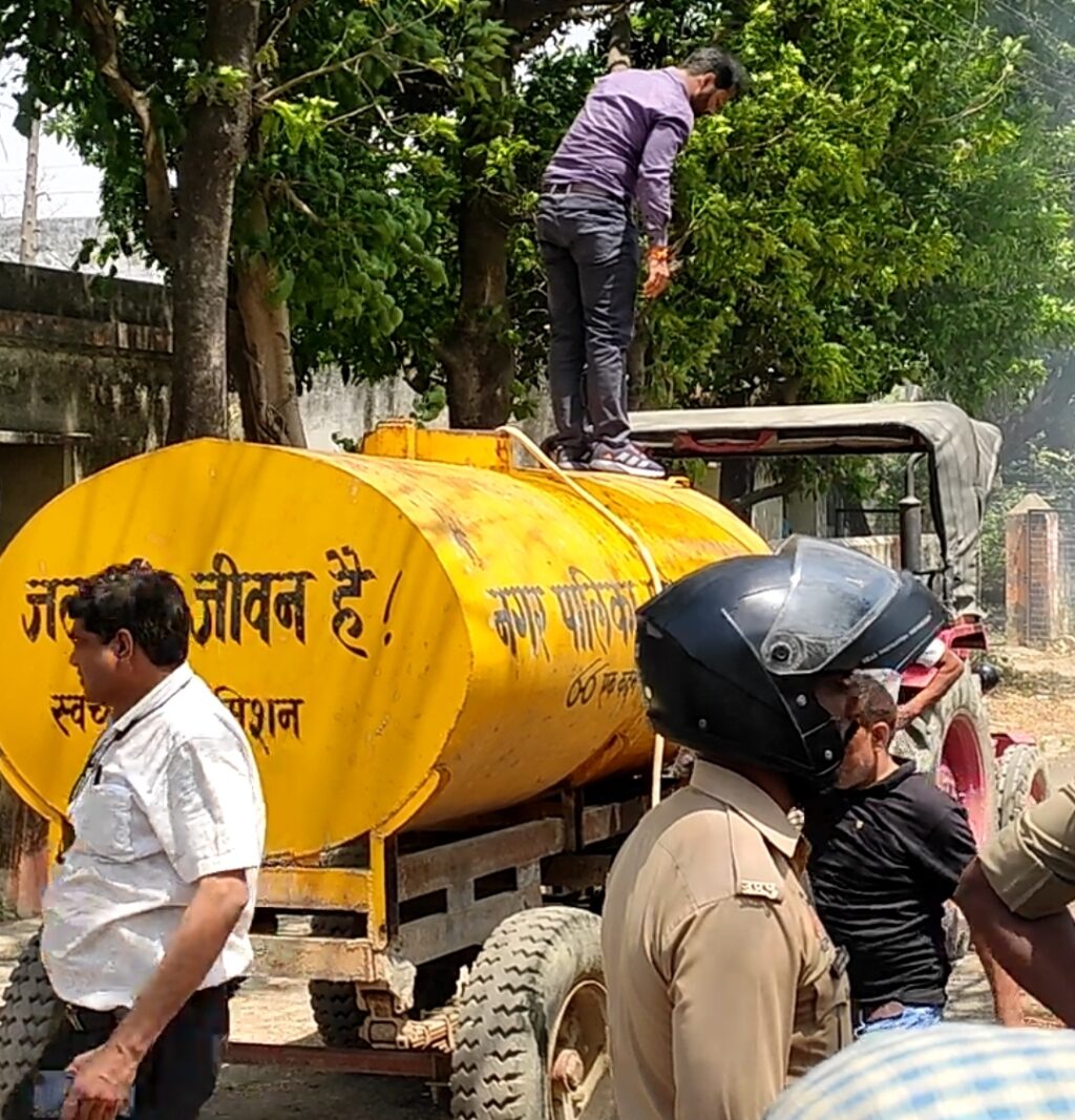 नौतनवा नवीन मंडी स्थल में लगी आग, ईओ स्वयं बुझाते दिखे आग