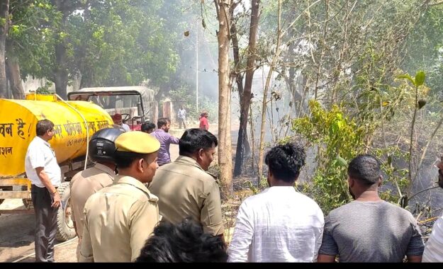 नौतनवा नवीन मंडी स्थल में लगी आग, ईओ स्वयं बुझाते दिखे आग