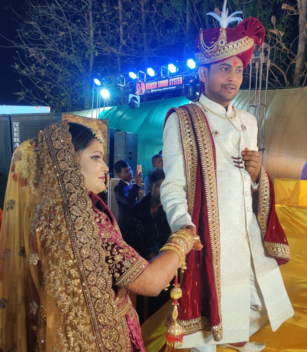 कोल्हुई: पूजा और प्रदीप परिणय सूत्र में बधे,पुष्प वर्षा कर विधायक और अध्यक्ष ने दी शुभकामनाएं