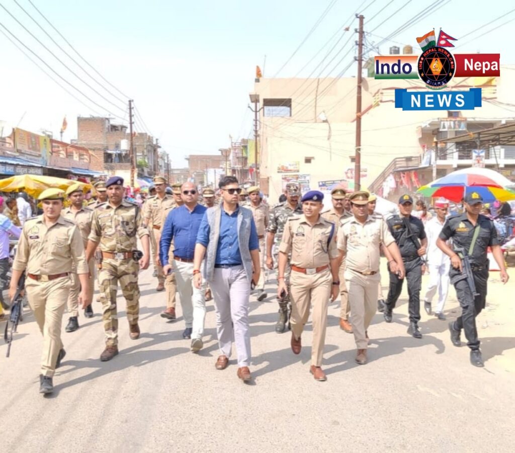 ठू्ठीबारी: सरहदी क्षेत्र में डीएम एसपी के नेतृत्व मे फ्लेग मार्च