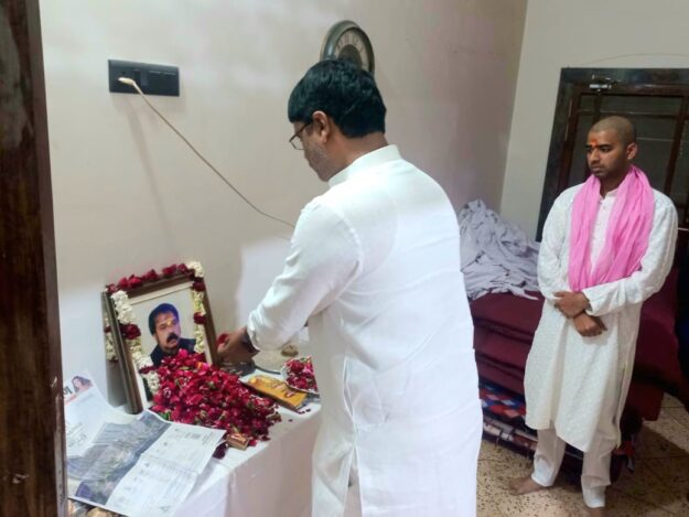 विधायक नौतनवा ने श्रद्धा सुमन अर्पित कर दी श्रद्धांजलि