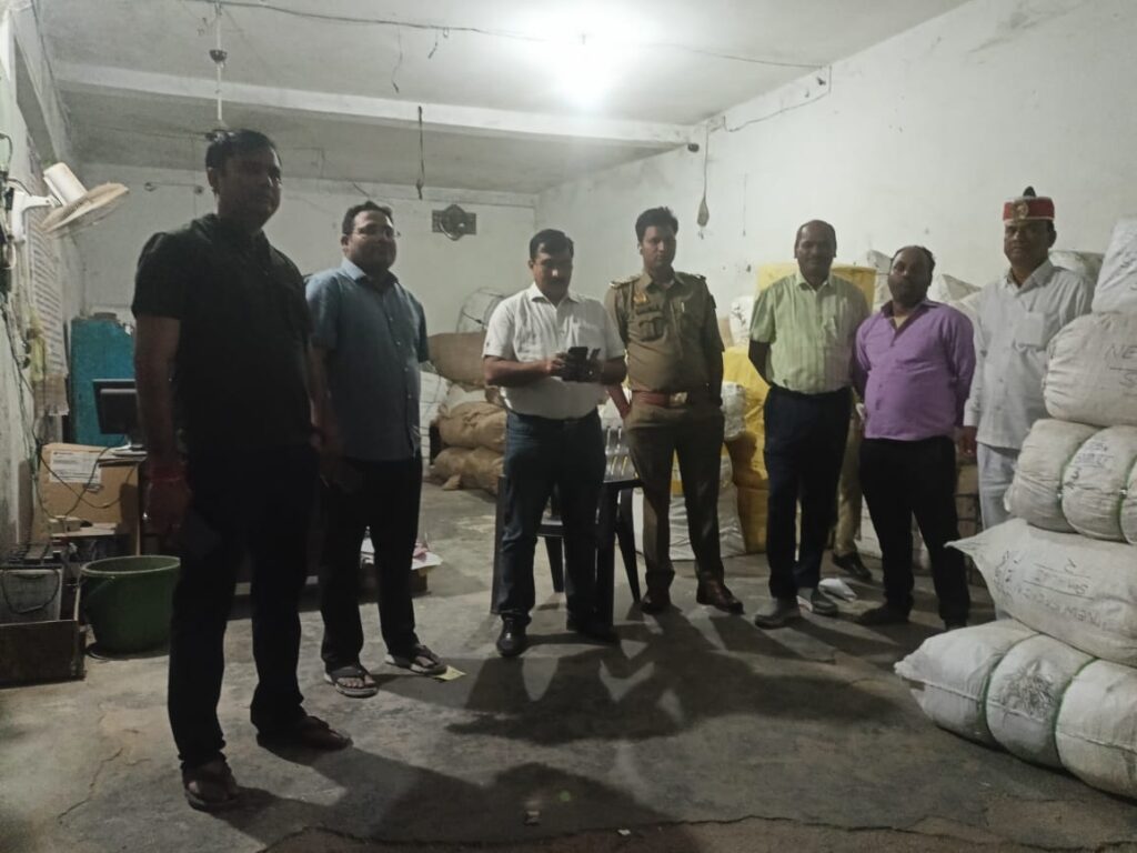 सोनौली बार्डर ; कपड़े से भरे एक संदिग्ध गोदाम पर एसडीएम का छापा,सील