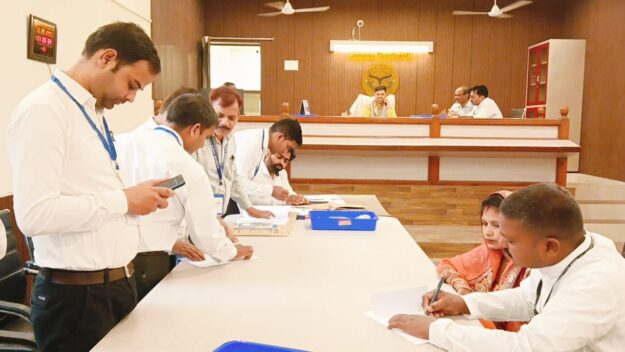 नामांकन के प्रथम दिन 06 प्रत्याशियों ने खरीदे15 सेट पर्चा