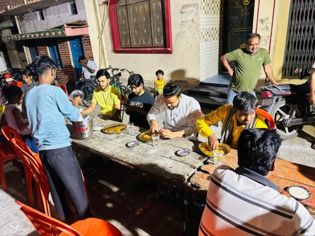 सोनौली अध्यक्ष प्रतिनिधि शाहनवाज माता काली मंदिर भंडारे में हुए शरीक, ग्रहण किए प्रसाद