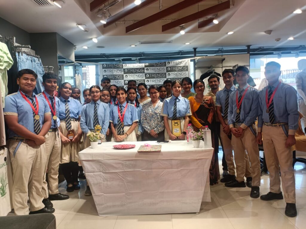 ट्रेंड्स ने AB इंटरनेशनल स्कूल के मेधावी छात्रों को किया पुरस्कृत