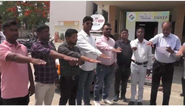 इंडो नेपाल न्यूज़ के मतदाता जागरूकता ओवी वैन को एसडीएम ने दिखाई हरी झंडी