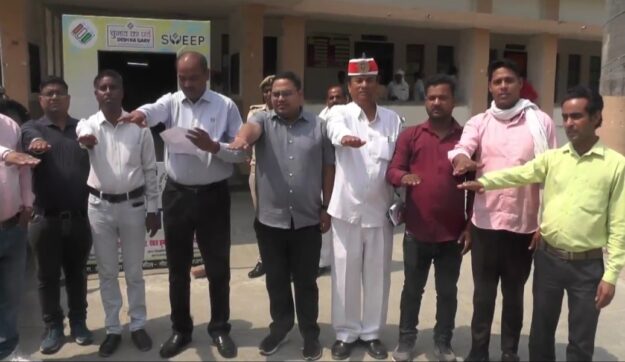 इंडो नेपाल न्यूज़ के मतदाता जागरूकता ओवी वैन को एसडीएम ने दिखाई हरी झंडी