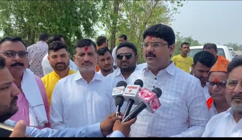 मंत्री के नामांकन में बड़े काफिले के साथ निकले नौतनवा विधायक