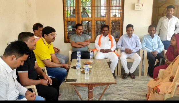 विधायक नौतनवा ने आधा दर्जन गांवों में जनसंपर्क कर पंकज चौधरी के समर्थन में मांगा वोट