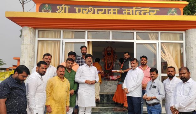 विधायक नौतनवा पहुंचे माता बनैलिया मंदिर, पूजा अर्चना कर महाराजगंज रावाना