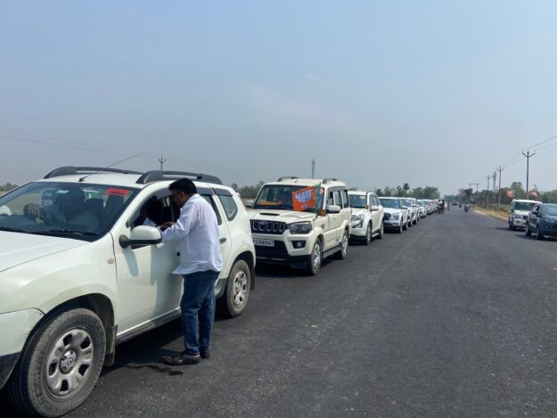 मंत्री के नामांकन में बड़े काफिले के साथ निकले नौतनवा विधायक