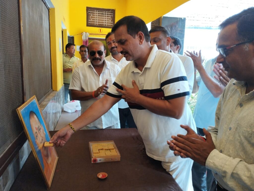 नौतनवा: मुख्यमंत्री योगी आदित्यनाथ का चेयरमैन ने मनाया जन्मदिन
