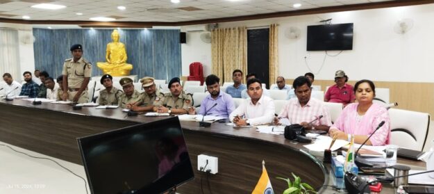 वृक्षारोपण अभियान के तैयारियों की डीएम ने की समीक्षा