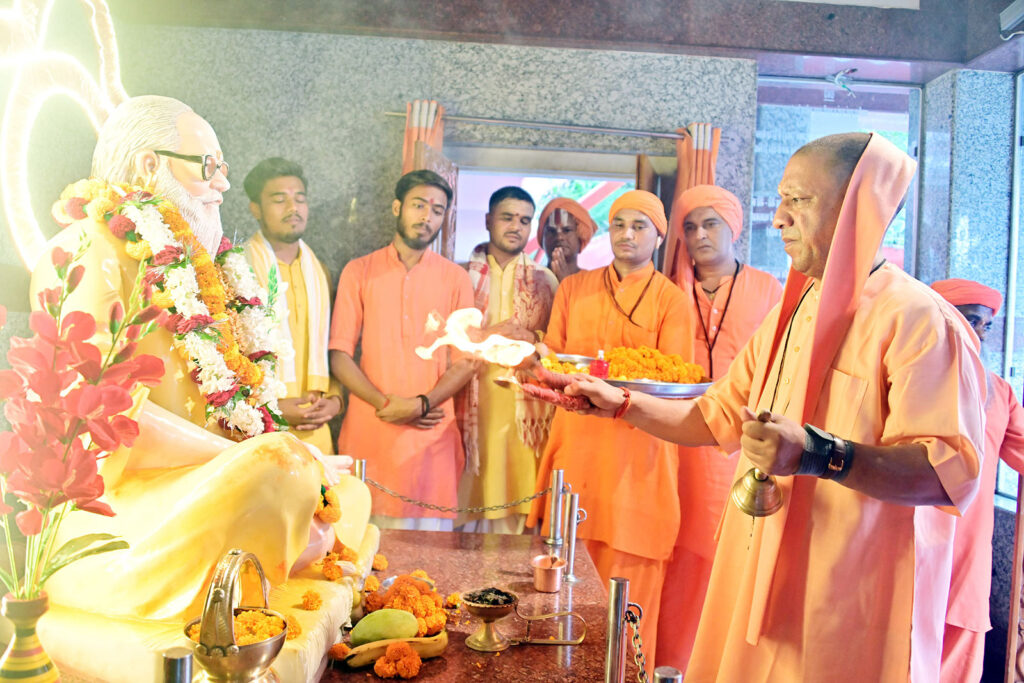 गोरखनाथ मंदिर में गुरु पूर्णिमा का भव्य आयोजन, गुरु ही हमारे जीवन के मार्गदर्शक-- योगी