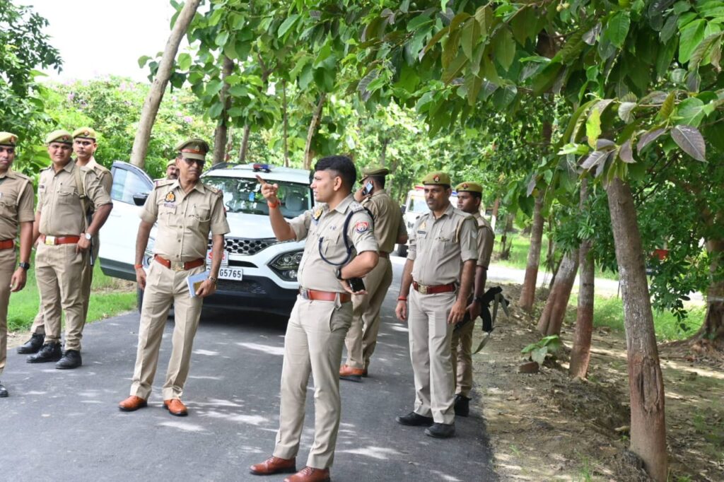 पुलिस अधीक्षक महराजगंज ने पुलिस लाइन का किया औचक निरीक्षण