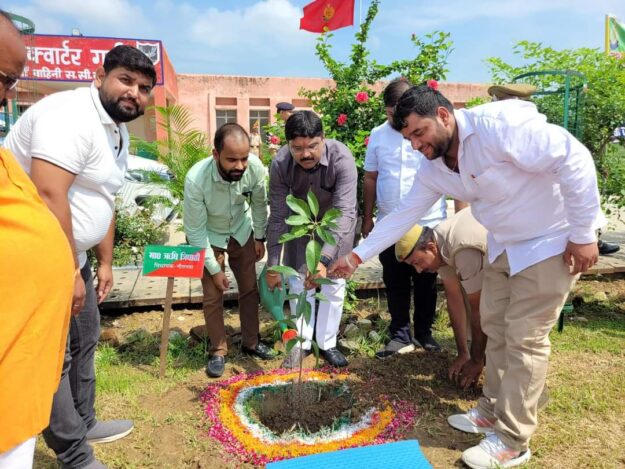 माँ के नाम" प्रत्येक परिवार कम से कम एक पेड़ अवश्य लगाए--प्रभारी मंत्री
