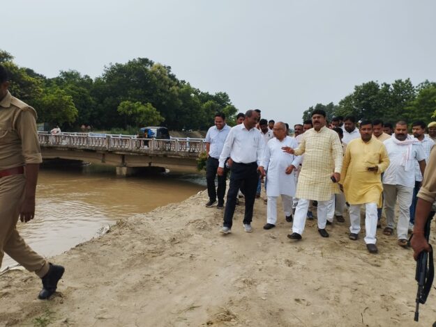 विधायक नौतनवा ने महाव के छितवनियां,झिगटी गांव के तटबंध का किया निरीक्षण