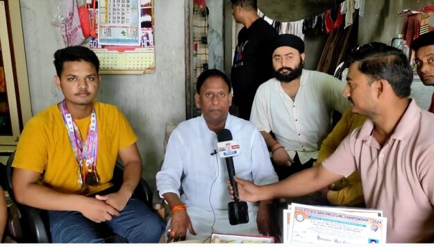 वरिष्ठ समाजसेवी नंदलाल राष्ट्रीय पंजा लड़ाओ विजेता के पहुंचे घर, किया सम्मानित