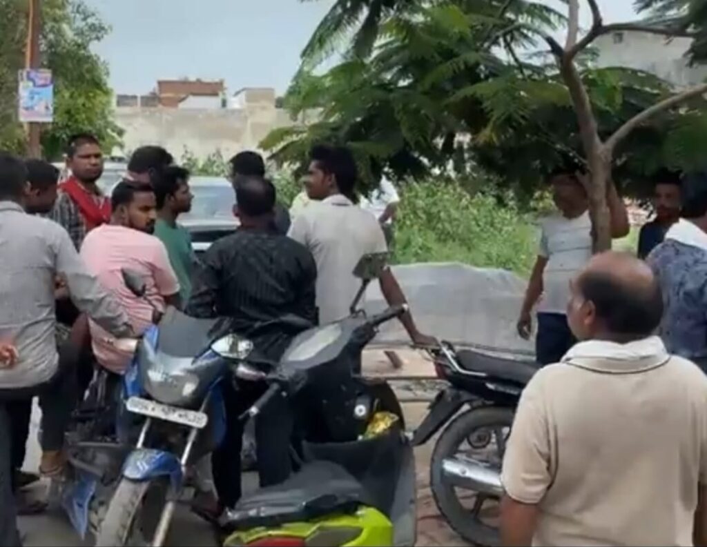 नौतनवा: बिजली के पोल पर चढे लाइनमैन की तार जोड़ते समय करंट लगने से मौत