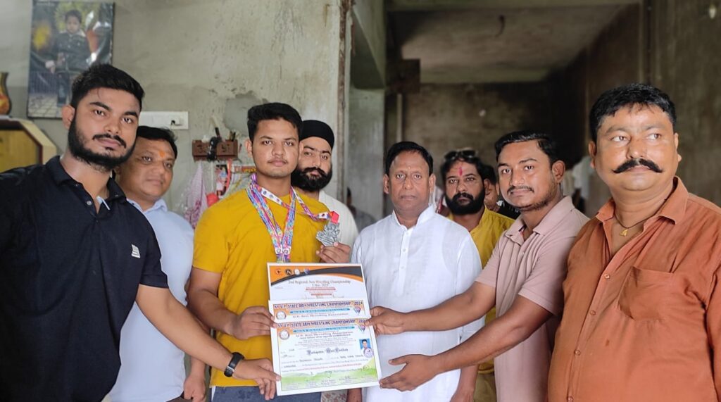 वरिष्ठ समाजसेवी नंदलाल राष्ट्रीय पंजा लड़ाओ विजेता के पहुंचे घर, किया सम्मानित