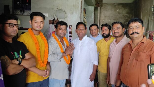 वरिष्ठ समाजसेवी नंदलाल राष्ट्रीय पंजा लड़ाओ विजेता के पहुंचे घर, किया सम्मानित