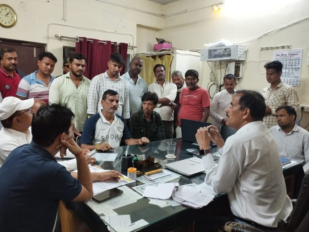 अनियमित विद्युत कटौती पर भड़के चेयरमैन, सभासदों के साथ कार्यालय घेरा