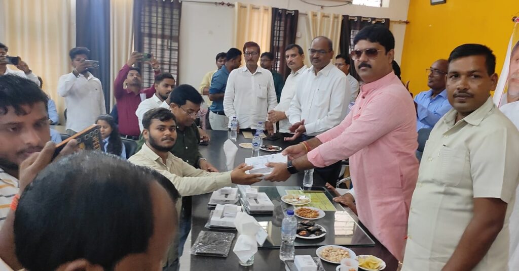 नौतनवा: विधायक और एमएलसी ने छात्र-छात्राओं में वितरण किए टेबलेट