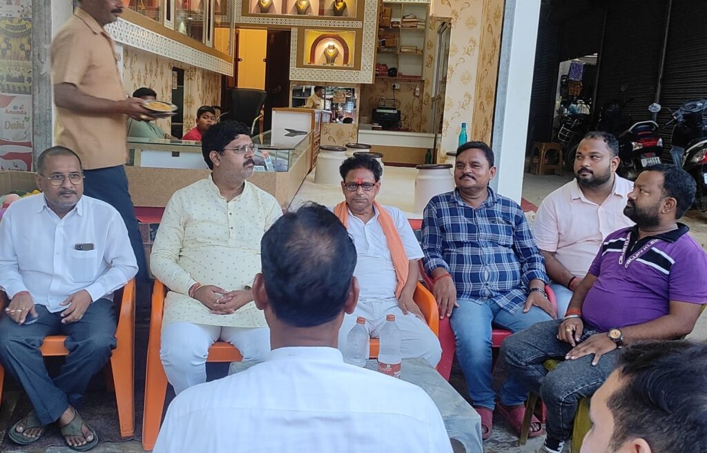 विधायक ऋषि त्रिपाठी ने सोनौली कस्बे में स्थानीय लोगों की सुनीं समस्याएं