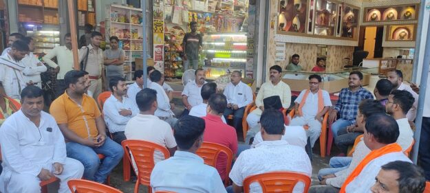 विधायक ऋषि त्रिपाठी ने सोनौली कस्बे में स्थानीय लोगों की सुनीं समस्याएं