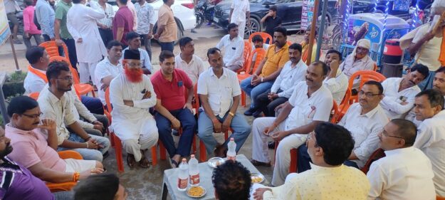 विधायक ऋषि त्रिपाठी ने सोनौली कस्बे में स्थानीय लोगों की सुनीं समस्याएं