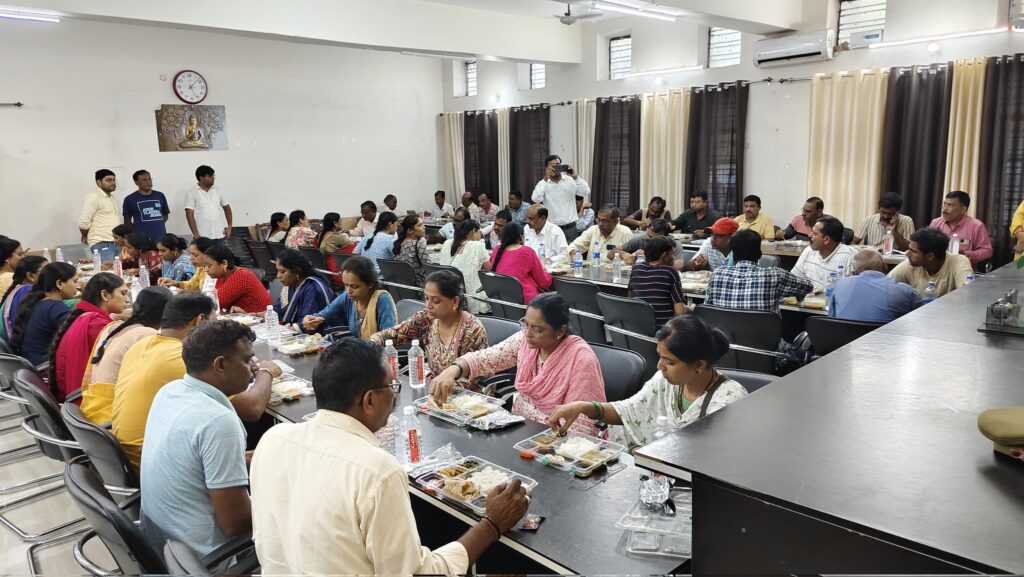 नेपाल से आए आपदा प्रभावित तीर्थयात्रियों का तहसील परिसर में स्वागत