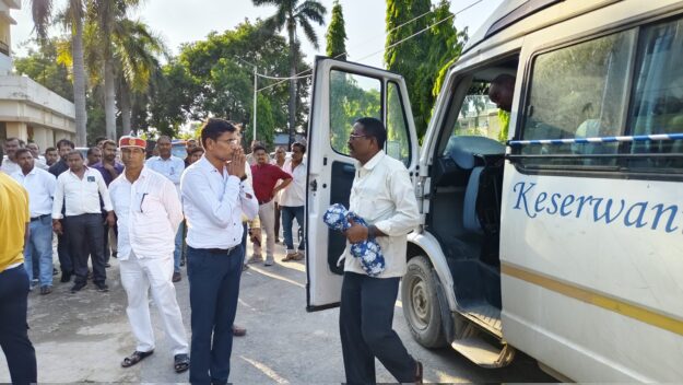 नेपाल से आए आपदा प्रभावित तीर्थयात्रियों का तहसील परिसर में स्वागत