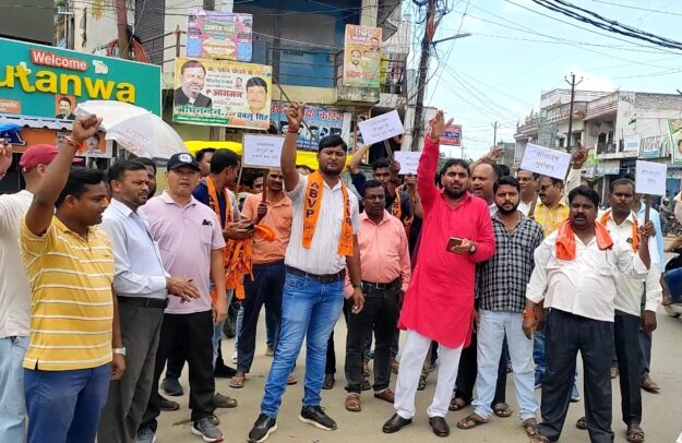 नौतनवा में भाजपा नेता उतरे सड़क पर फूका बांग्लादेश के प्रधानमंत्री का पुतला