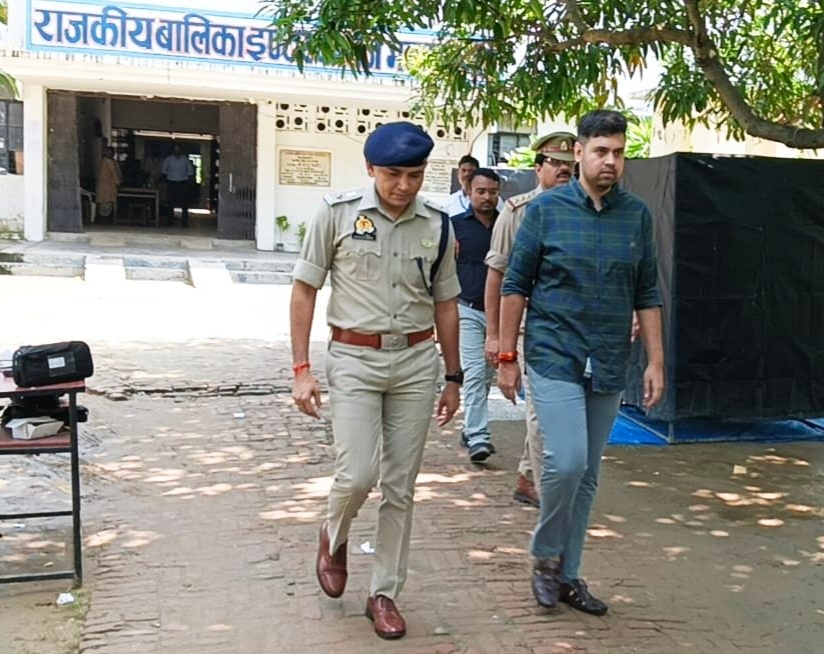 आरक्षी भर्ती की द्वितीय चरण परीक्षा में डीएम व एसपी ने किया निरीक्षण