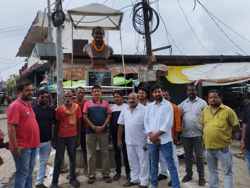 नौतनवां: भारत रत्न अटल बिहारी वाजपेयी के प्रतिमा पर पुष्पार्पित कर चेयरमैन ने दी श्रद्धांजलि