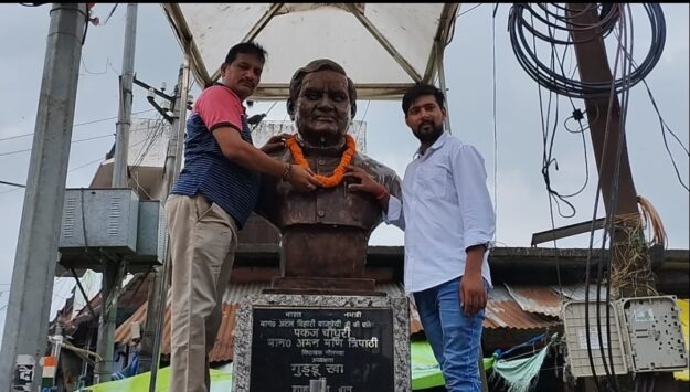 नौतनवां: भारत रत्न अटल बिहारी वाजपेयी के प्रतिमा पर पुष्पार्पित कर चेयरमैन ने दी श्रद्धांजलि