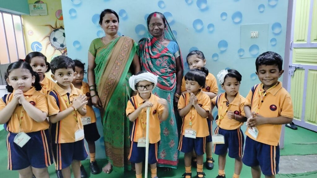 नौतनवा: बचपन ए प्ले स्कूल में "ग्रैंड पेरेंट्स डे" (दादा दादी) दिवस धूमधाम से मनाया गया