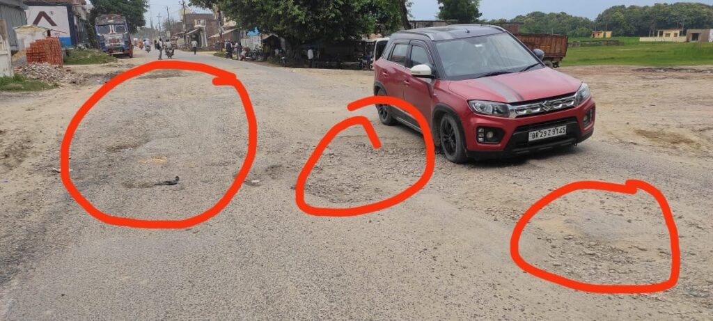 नौतनवा-सोनौली कस्बे की गड्ढों में तब्दील सड़क, बढ़ी दुर्घटनाएं, जनता परेशान