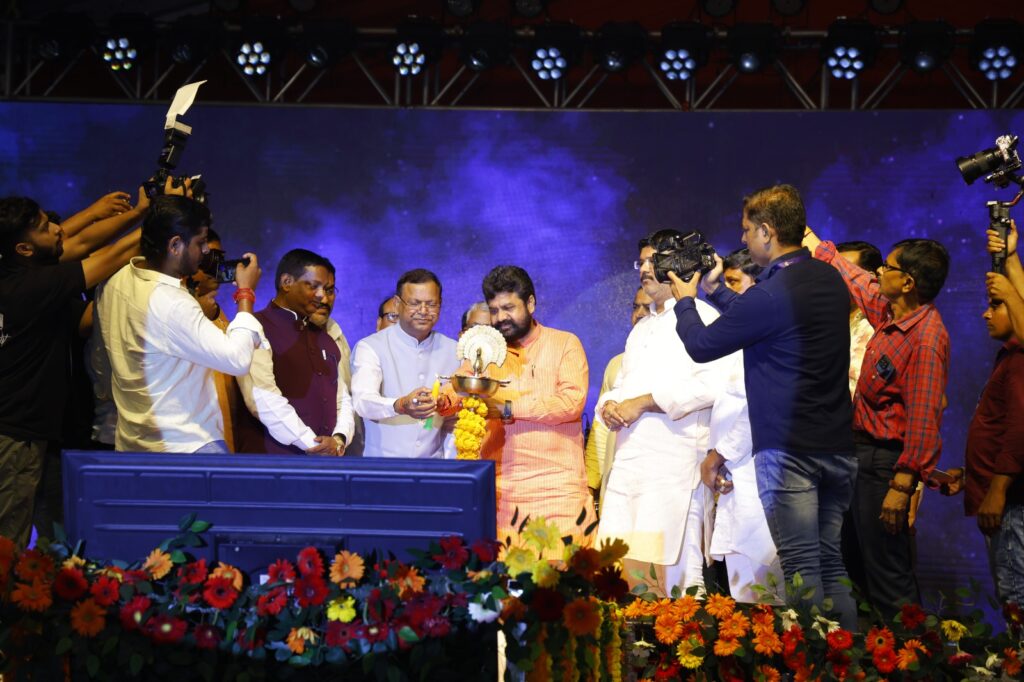 महराजगंज महोत्सव का भव्य शुभारंभ, मोनाली ठाकुर के गीतों ने बांधा समा