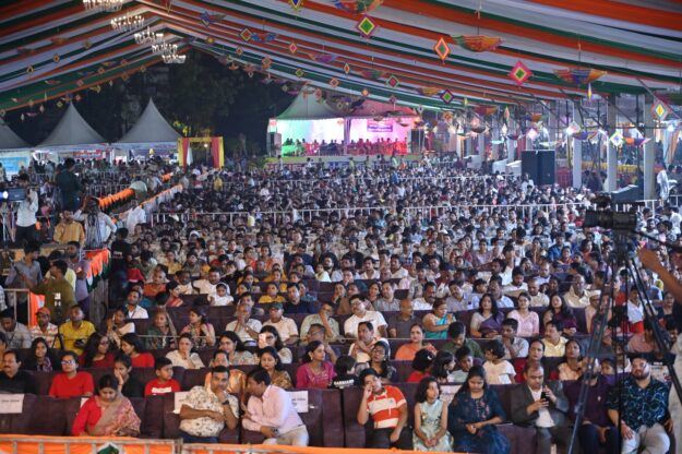 महराजगंज महोत्सव का भव्य शुभारंभ, मोनाली ठाकुर के गीतों ने बांधा समा