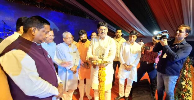 महराजगंज महोत्सव का भव्य शुभारंभ, मोनाली ठाकुर के गीतों ने बांधा समा