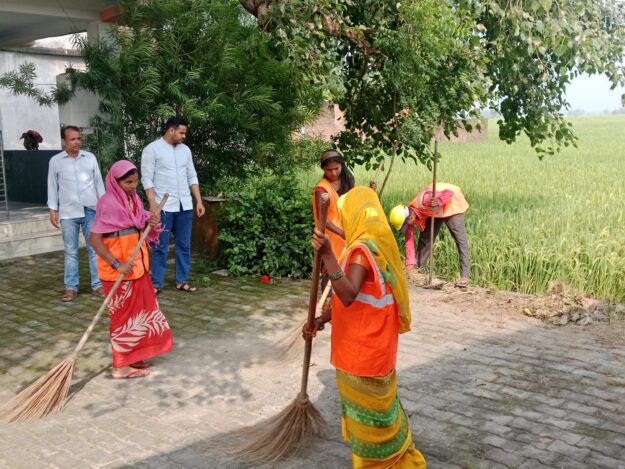 नवरात्रि के मद्देनजर नगर पंचायत के मठ-मंदिरों की साफ- सफाई अभियान तेज-- शाहनवाज खान