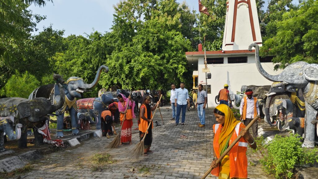 नवरात्रि के मद्देनजर नगर पंचायत के मठ-मंदिरों की साफ- सफाई अभियान तेज-- शाहनवाज खान