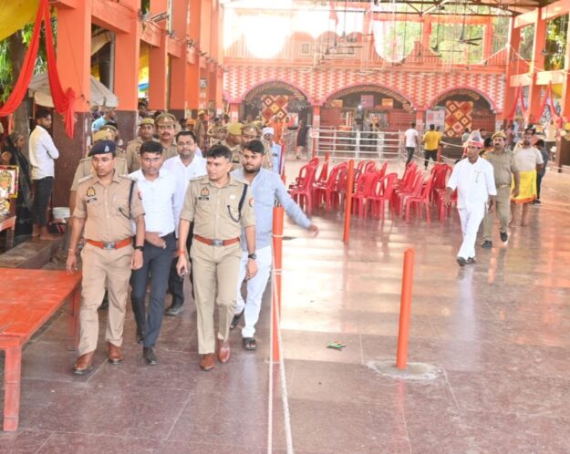 एसपी पहुंचे लेहड़ा देवी मंदिर, निरीक्षण कर सुरक्षा व्यवस्थाओं पर दिए आवश्यक निर्देश