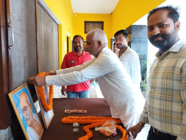 महात्मा गांधी और लाल बहादुर शास्त्री की जयंती आज,चेयरमैन नौतनवां ने दी श्रद्धांजलि