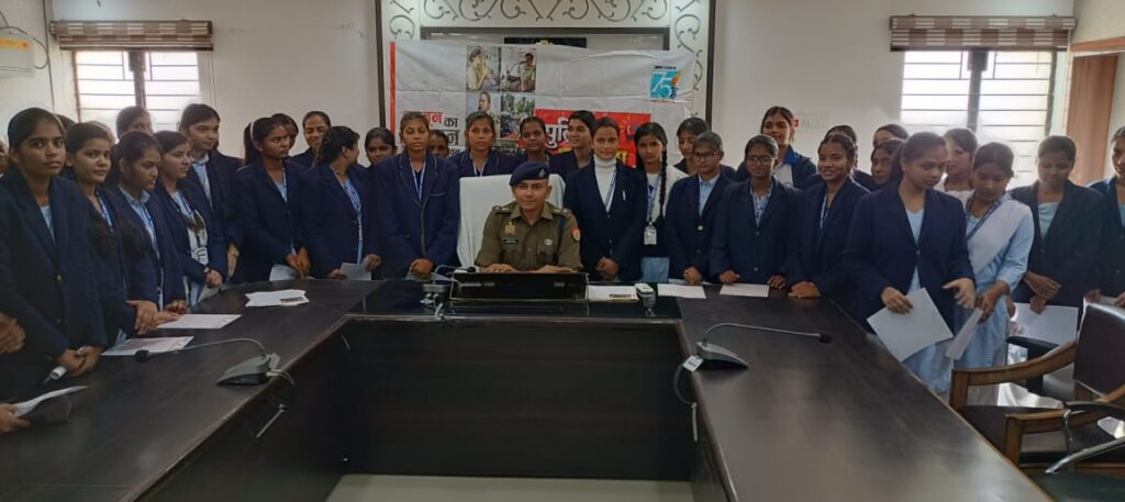 पुलिस की पाठशाला: एसपी बने शिक्षक, विद्यार्थियों को पढ़ाया कानून का पाठ